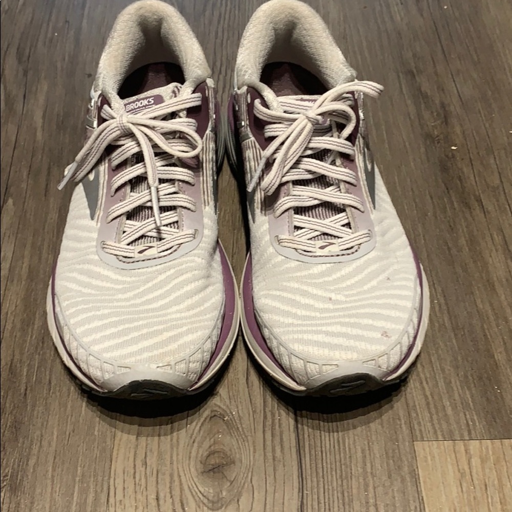 Brooks running shoe, size 7.5